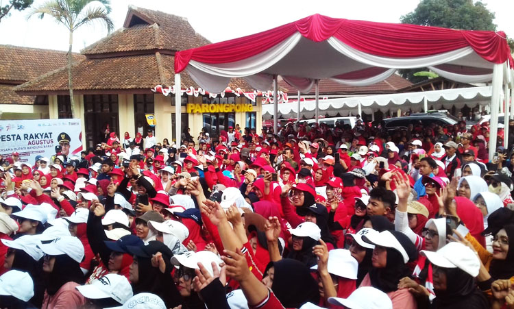 Ribuan peserta gerak jalan santai memenuhi halaman depan kantor Kecamatan Parongpongg saat mereka ikut serta menyemarakkan HUT RI ke-78 bersama Bupati Bandung Barat Hengki Kurniawan