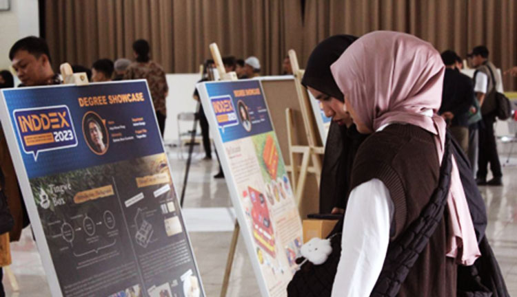 Salah seorang mahasiswa sedang mengamati salah satu karya peserta Inddex 2023 yang berlangsung di Universitas Widyatama Bandung
