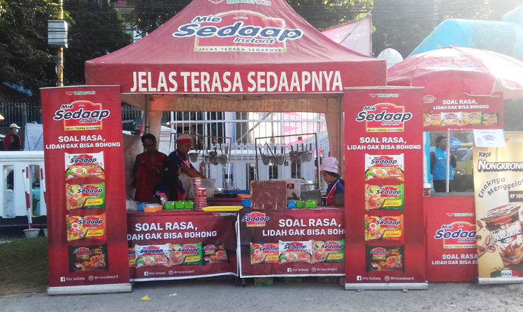 Stand UMKM yang berdagang makanan ikut serta memeriahkan HUT RI ke-78 di halaman Kantor Kecamatan Parongpong, Kabupaten Bandung Barat pada Minggu, 27 Agustus 2023