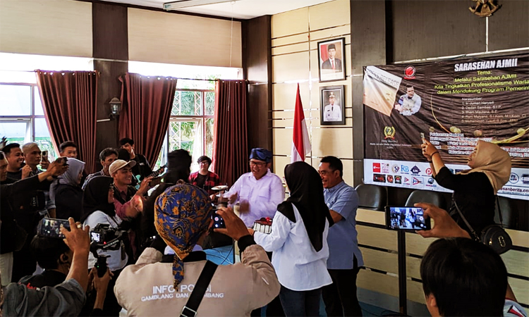 Ketua DPP AJMII, Achmad Syafei dikerumuni wartawan untuk dimintai keterangannya terkait acara HUT AJMII ke-2 yag diselenggarakan pada Jumat (29/10/2023) kemarin