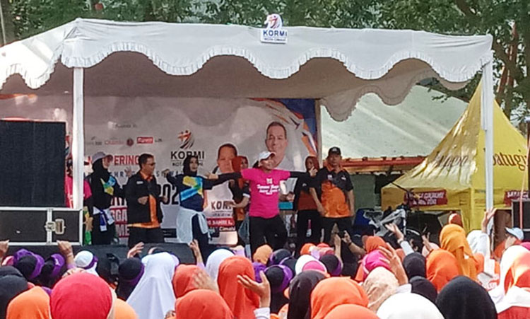 Senam massal di Pendopo DPRD Kota Cimahi diikuti sekitar 6000 peserta dari berbagai Induk Olahraga yang berada di bawah naungan KORMI Kota Cimahi - (Sumber: Ida/BJN)