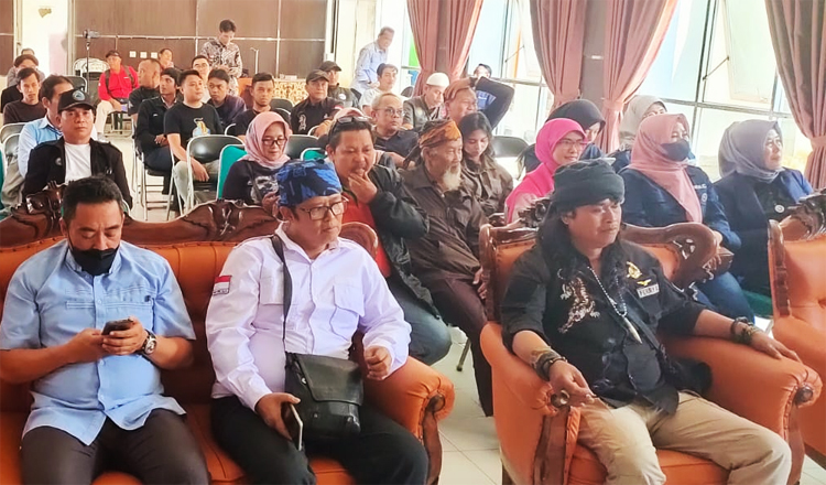 Ketua DPP AJMII Achmad Syafei (duduk di tengah) di apit oleh perwakilan dari Kesbangpol Pemkot CImahi, Sentot Wisnu Wijaya, S.IP. (duduk sebelah kiri) dan Ketua Paguyuban Sundawani DPD Kota Cimahi, Ferry Rustandi Wijaya (duduk sebelah kanan)