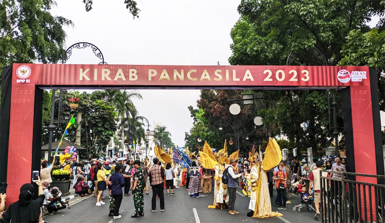 Acara "Kirab Pancasila 2023" yang dipenuhi dengan aneka pertunjukan seni dan budaya dari berbagai komunitas di Kota Bandung