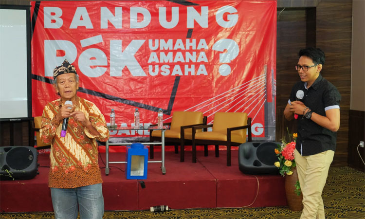 Mr. Misan, (kiri) pengisi “Simple English” Radio Sonata Bandung yang turut hadir dan memberikan masukannya dalam acara diskusi mingguan di D’Botanica Bandung Mall pada Rabu (13/09/2023) kemarin - (Sumber: Ramanda/BJN)