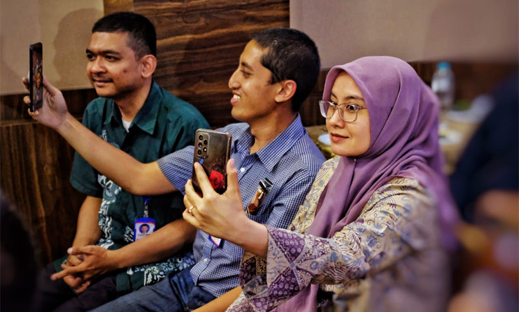 Peserta dari English Club yang turut hadir dalam acara diskusi bertajuk "Gimana Bikin Konten Video yang Kreatif & Menarik?” yang berlangsung di D’Botanica Pasteur, Kota Bandung pada Rabu, 6 September 2023