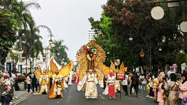 Suasana meriah memenuhi Jalan Asia-Afrika Kota Bandung saat arak-arakan berbagai komunitas seni dan budaya turut tampil memeriahkan acara "Kirab Pancasila 2023" pada Sabtu (09/09/2023) kemarin