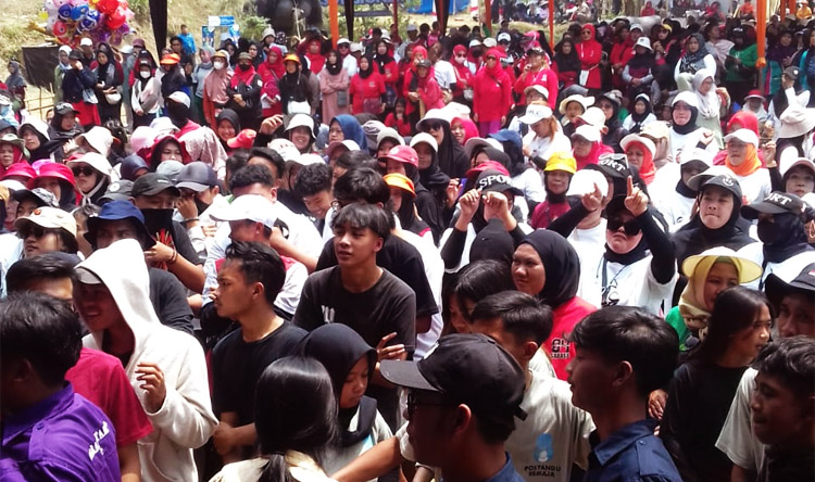 Ribuan warga Desa Cigugur Girang saling berdesakan menyaksikan jalannya acara HUT ke-173 di desa mereka