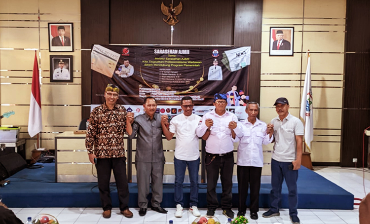 Pengurus KSB DPP AJMII berfoto bersama perwakilan AJMII dari Provinsi Lampung dalam acara HUT AJMII ke-2 yang berlangsung pada 29 September 2023 di Kota Cimahi