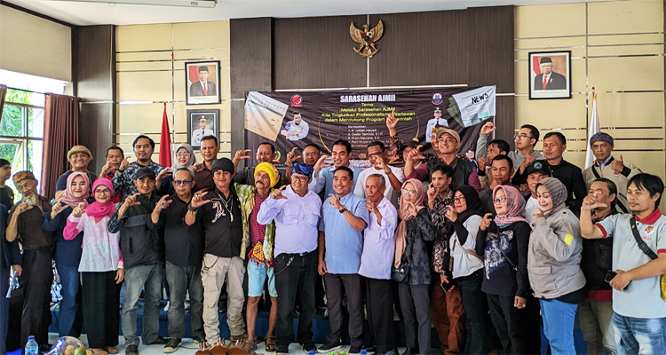 Foto bersama seluruh peserta Sarasehan AJMII dan HUT AJMII ke-2 di Aula Kecamatan Cimahi Utara, Kota Cimahi pada Jumat, 29 September 2023 
