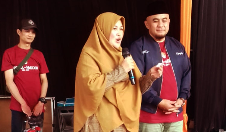 Anggota DPRD Kabupaten Bandung Barat dari PKS, Herly Narni sedang memberikan sambutannya didampingi Kepala Desa Cigugur Girang, Priana, S.E.