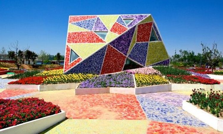 Elemen mozaik di sebuah taman kota 