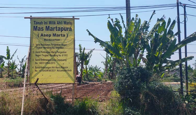 Plang pemberitahuan tentang kepemilikan tanah milik ahli waris Raden Pertimah Rosmaja binti Martapura yang terletak di Desa Cihanjuang, Kec. Parongpong, Kab. Bandung Barat
