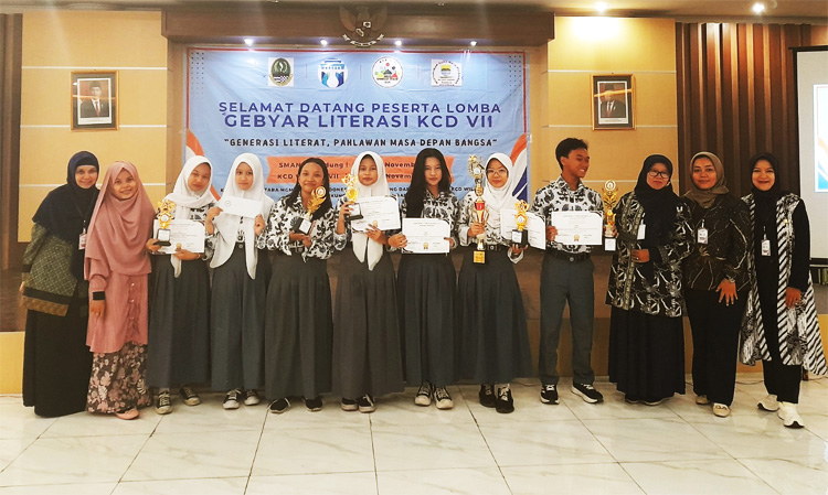 Tim SMA Negeri 8 Bandung yang berhasil menjadi Juara Umum Lomba Gebyar Literasi KCD VII Jabar 2023