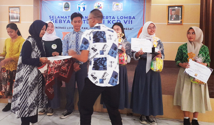 Penyerahan piala kepada para juara dalam puncak acara Gebyar Literasi KCD VII Jabar 2023 - (Sumber: Rose/PMN)