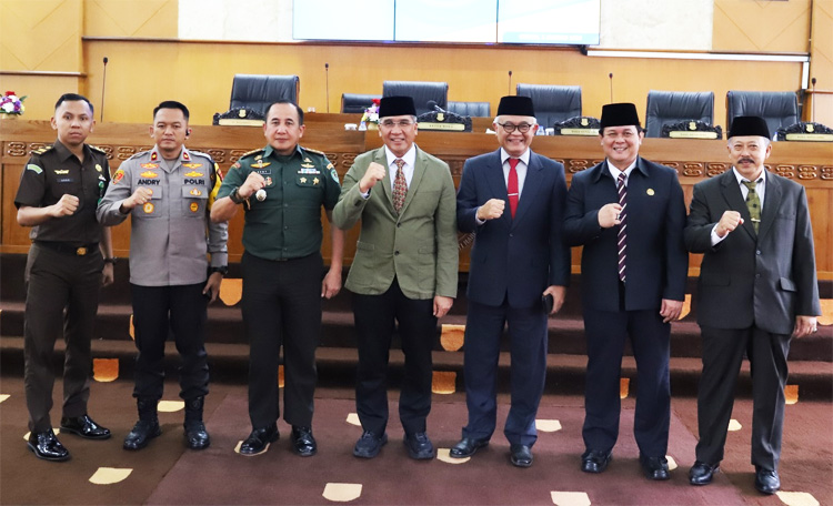 Ketua DPRD Kota Cimahi (ketiga dari kanan) dan Pj. Wali Kota Cimahi (keempat dari kanan) berfoto bersama para anggota Forkopimda Kota Cimahi  - (Sumber: Humas DPRD Kota Cimahi)