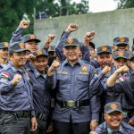 Pj. Wali Kota Cimahi mengepalkan tangan bersama Satlinmas se Kota Cimahi sebagai bentuk kesiapan dalam mensukseskan Pemilu 2024 - (Sumber: Humas Pemkot Cimahi)