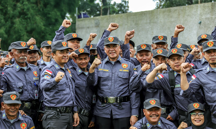 Pj. Wali Kota Cimahi mengepalkan tangan bersama Satlinmas se Kota Cimahi sebagai bentuk kesiapan dalam mensukseskan Pemilu 2024 - (Sumber: Humas Pemkot Cimahi)