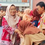 Kepala SMP Negeri 1 Cimahi memberikan support moril kepada kontestan Ketua OSIS/MPK yang akan berlaga dalam Pemilu