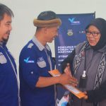Ketua Forum TBM Jawa Barat, Aam Siti Aminah memberikan ucapan selamat kepada Ketua TBM Bandung Barat tepilih disaksikan Kepala Dinas Arpus KBB, Heri Partomo pada Kamis (22/02/2024) kemarin - (Sumber: Rohman Gumilar/BJN)