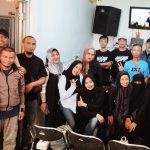Peserta Talkshow UMKM ASIX berfoto bersama setelah kegiatan talkshow selesai di Ukesi Cafe