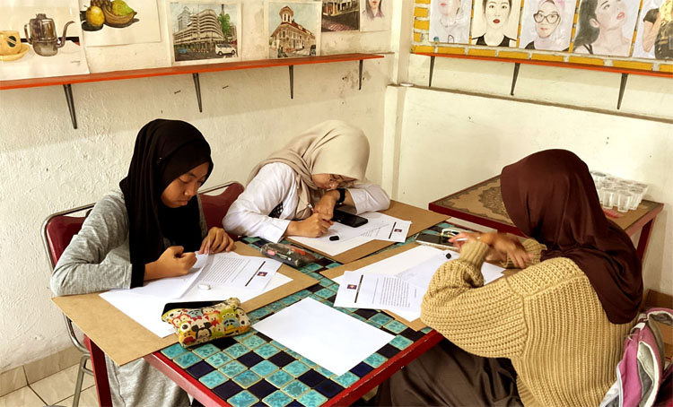 Calon mahasiswa DKV sedang belajar menggambar di MOZI Institut, Jalan Kamarung, Kota Cimahi - (Sumber: Arie/BJN)