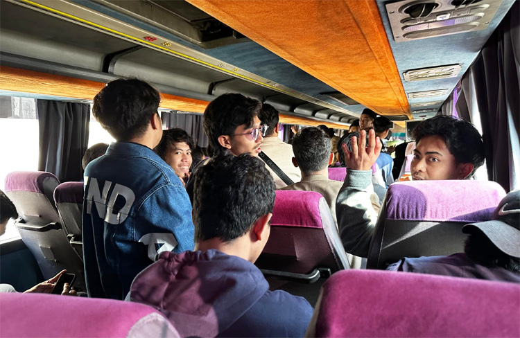 Para DPT berada dalam bus transportasi yang di sediakan KBRI Kairo menuju tempat pemilihan - (Sumber: Ahmad Reza Pahlefi)
