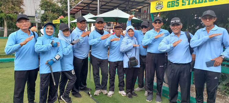 Tim ASIX Gateball berfoto bersama di Tournament Gateball Antaralumni SMP di Bandung di Lapangan Gateball Bikasoga Bandung