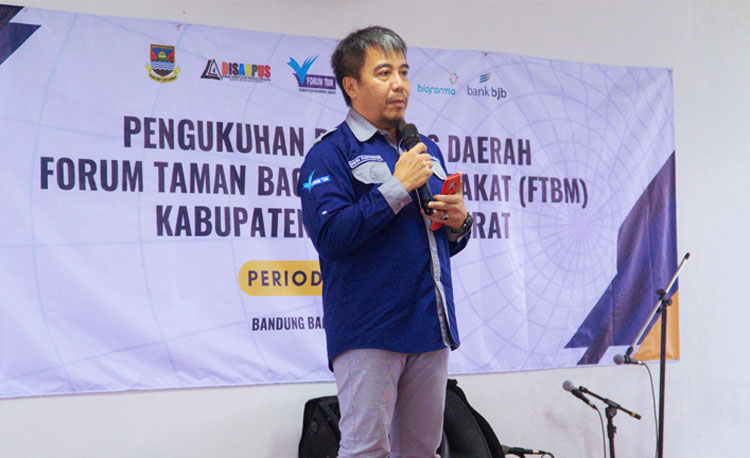 Kepala Dinas Kearsipan dan Perpustakaan (Kadis Arpus) Kabupaten Bandung Barat, Heri Partomo, S.Ip. saat memberikan kata sambutan dalam acara pengukuhan pengurus Forum TBM Bandung Barat Periode 2024-2029 di Gedung Depo Arsip KBB - (Sumber: Rohman Gumilar/BJN)