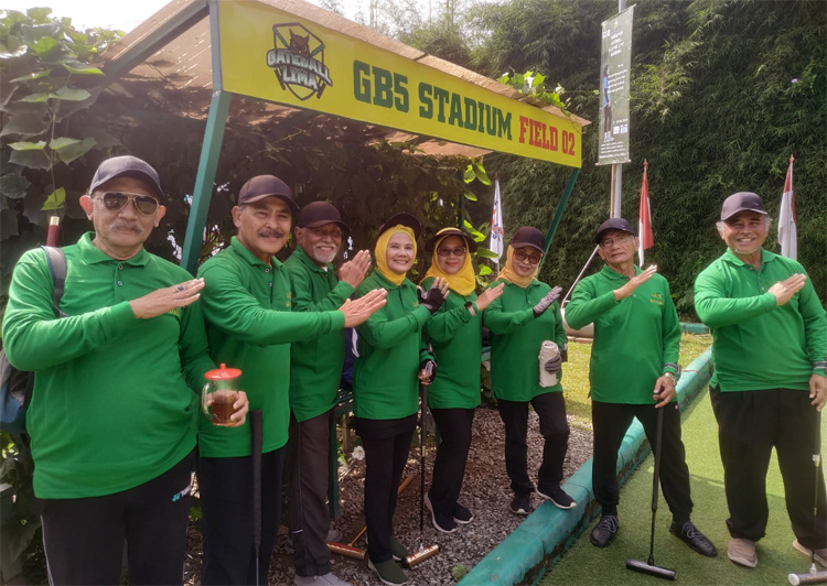 Tim ASIX Gateball A berfoto bersama di sela-sela Tournament Gateball Antaralumni SMP di Bandung