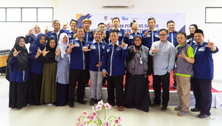 Kadis Arpus Kabupaten Bandung Barat, Heri Partomo, S.Ip. dan Ketua Forum TBM Jawa Barat, Aam Siti Aminah berfoto bersama para pengurus Forum TBM KBB - (Sumber: Rohman Gumiar/BJN) 