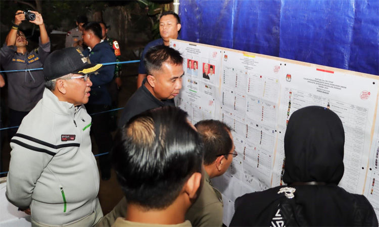 Pj. Wali Kota Cimahi DIcky Saromi sedang melakukan monitoring persiapan Pemilu 2024 di Kota Cimahi - (Sumber: Humas Pemkot Cimahi)