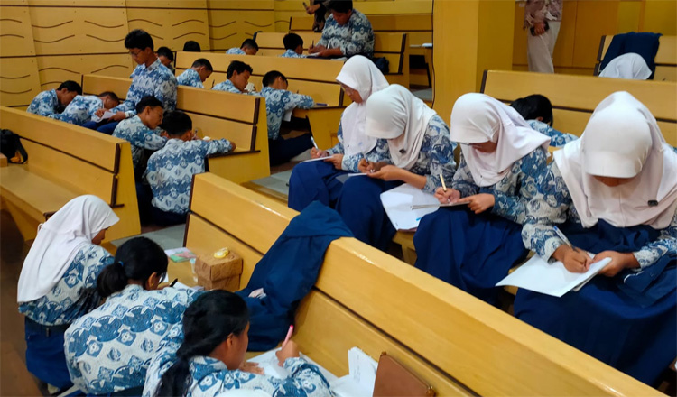 Para pelajar SMPN 1 CImahi yang sedang mengikuti pelatihan menulis berita sedang asyik menulis dengan menggunakan metoda free writing – (Sumber: Arie/PMN)