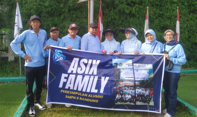 Tim ASIX Gateball B berfoto bersama sebelum mengikut pertandingan gateball di hari kedua Tournament Gateball Antarlumni SMP di Bandung - (Sumber: HR/BJN)