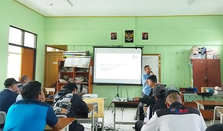 Suasana di ruang belajar saat dilaksanakannya Pelatihan Mobile Videografi yang berlangsung di Desa Karyawangi pada Rabu, 7 Februari 2024