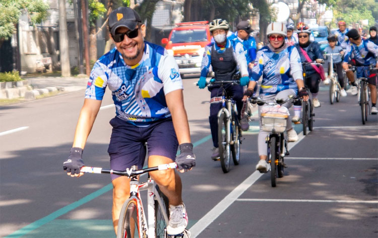 Kang Ronald (695) memimpin rombongan Gowes Cuanki menyusuri jalan-jalan di Bandung