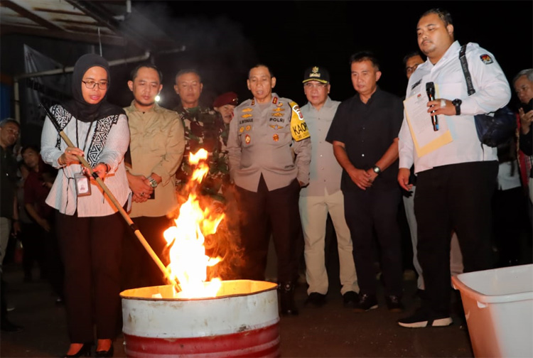 Pemusnahan kertas suara yang cacat dan tidak dapat digunakan akan dimusnahkan dengan disaksikan Gubernur Jawa Barat, Forkopimda Provinsi Jawa Barat, dan Bawaslu - (Sumber: Humas Pemkot Cimahi)