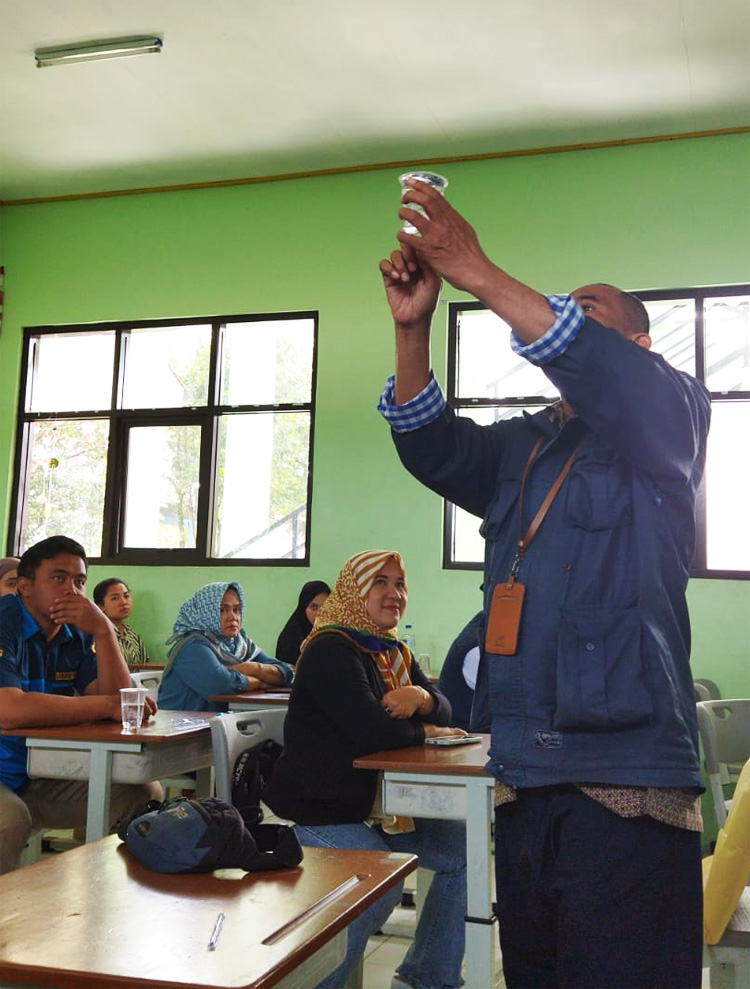 Seorang pelatih sedang memperagakan cara membuat video dengan disaksikan oleh seluruh peserta dalam sesi Pelatihan Mobile Videografi yang berlangsung di Desa Karyawangi pada Rabu (7/02/2024) kemarin