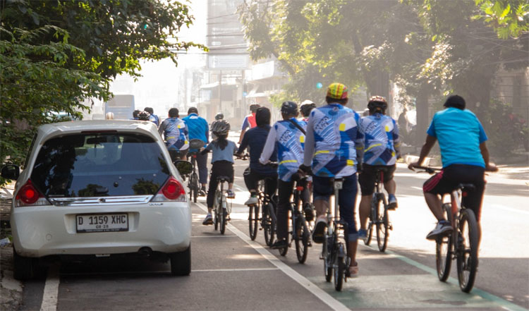 Tampak peserta Gowes Cuanki menyusuri salah satu jalan yang dilewati di kota Bandung