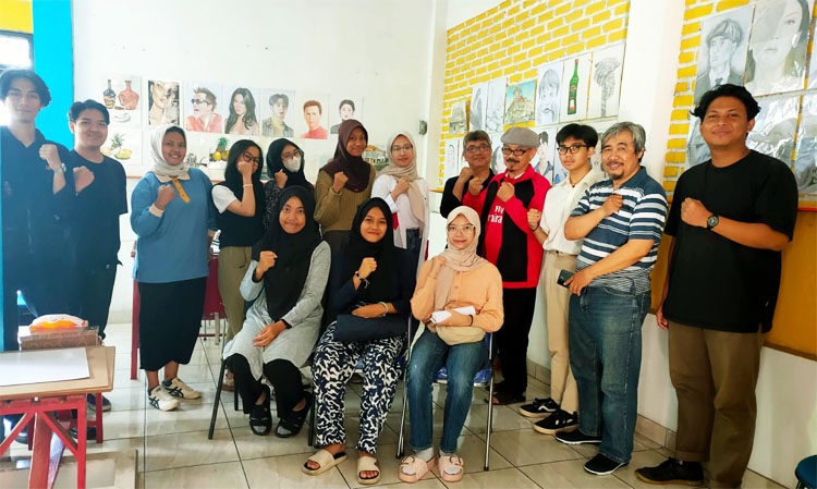 Foto bersama peserta bimbingan masuk program DKV di MOZI Institut - (Sumber: Arie/BJN)