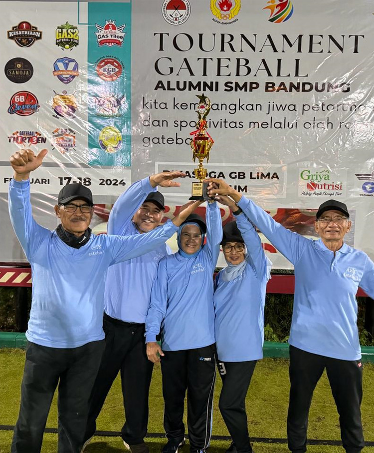 Tim ASIX Gateball A mengangkat piala Juara 4 Tournament Gateball Antaralumni di Bandung - (Sumber: HR/BJN)