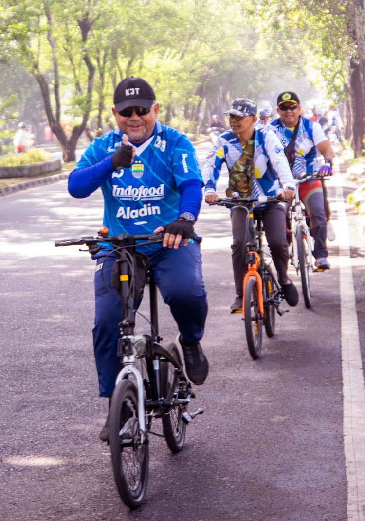 Kang Yudiana (Kabid Orkes ASIX/Sekretaris Persib) ikut serta Gowes Cuanki mengelilingi kota Bandung