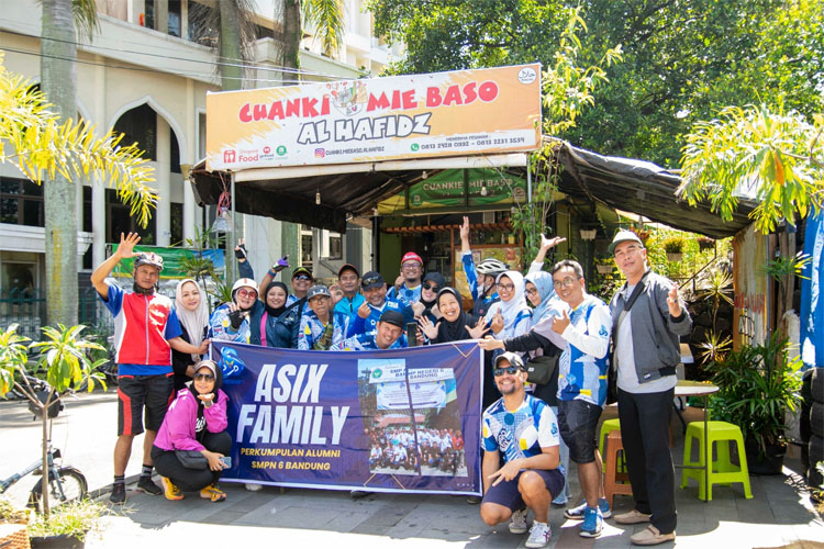 Seluruh peserta Gowes Cuanki berfoto bersama di lokasi finish yaitu di Cuanki Mie Baso Al-Hafidz di Viaduct didampingi oleh Kang Hasan (689) selaku Sekum PA ASIX beserta Teh Ita (695) selaku Wakil Sekum PA ASIX dan Teh Mira (698) selaku Wakil Bendaraha PA ASIX