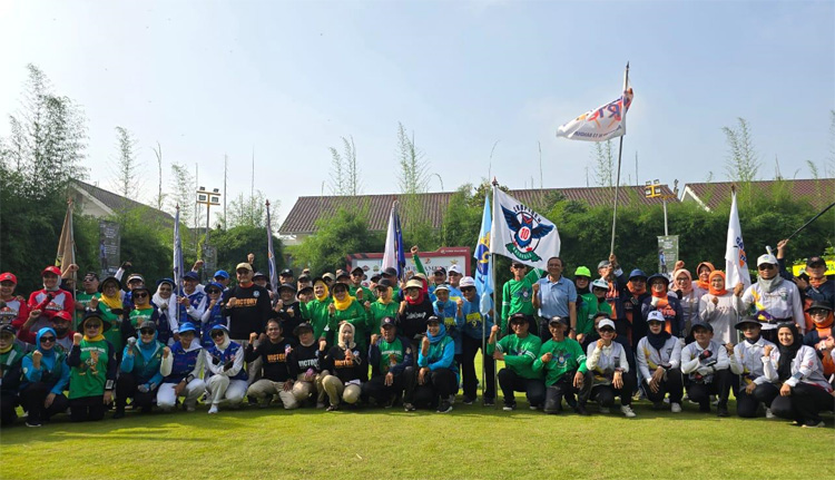 Peserta Tournament Gateball Antaralumni SMP di Bandung berfoto bersama di Lapangan Gateball Bikasoga Bandung