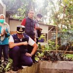 PJ Wali Kota Cimahi Dicky Saromi sedang memeriksa secara langsung tempat-tempat yang berpotensi sebagai sarang nyamuk demam berdarah di Kelurahan Cibabat Kota Cimahi pada Kamis, 28 Maret 2024 - (Sumber: Bidang IKPS Diskominfo Kota Cimahi)