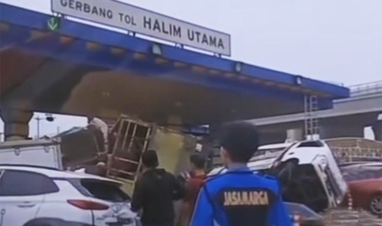 Suasana kendaraan yang berantakan akibat kecelakaan beruntun di Tol Halim hari ini - (Sumber: Instagram)