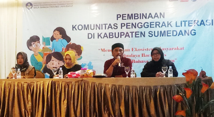 Pembukaan Pembinaan Komunitas Penggerak Literasi di hari pertama yang bertempat di Hotel Kencana Jaya Sumedang ( foto; Rohman Gumilar)