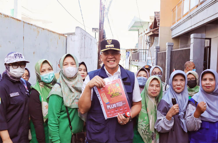 Pj. Wali Kota Cimahi, Dicky Saromi (tengah) berfoto bersama warga dalam kegiatan Gertak PSN di Kelurahan Cibabat, Kota Cimahi pada kamis, 28 Maret 2024 - (Sumber: Bidang IKPS Diskominfo Kota Cimahi)