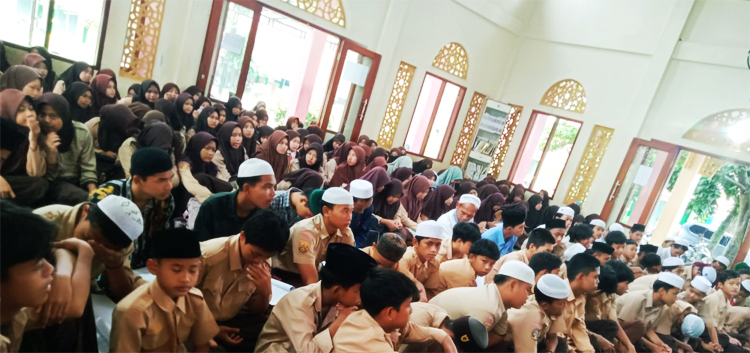 Suasana meriah siswa-siswi Mts SA Annur dan MA Annur yang begitu antusias mengikuti kegiatan sanlat pada Kamis (14/03/2024) kemarin - (Sumber: N. Salbiah/BJN) 