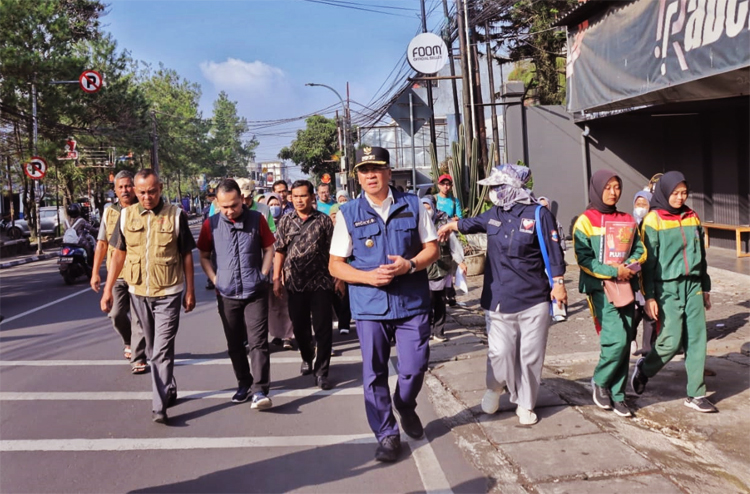 Pj. Wali Kota Cimahi, Dicky Saromi didampingi pejabat Pemkot Cimahi dan stake holder terkait memimpin secara langsung pelaksanaan Gertak PSN di RW 02, Kelurahan Cibabat, Kota Cimahi, Kamis (28/03/2024) - (Sumber: Bidang IKPS Diskominfo Kota Cimahi)