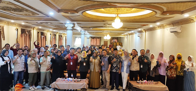 Foto bersama peserta Pembinaan Komunitas penggerak Literasi Sumedang bersama kepala Balai Bahasa Jawa Barat - (Sumber: Rohman Gumilar/BJN)